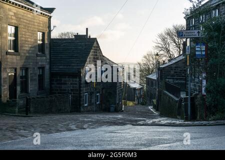 Blick auf Town Gate und Heptonstall Road in Heptonstall, Calderdale, Yorkshire, England an einem kalten, verschneiten Wintertag Stockfoto