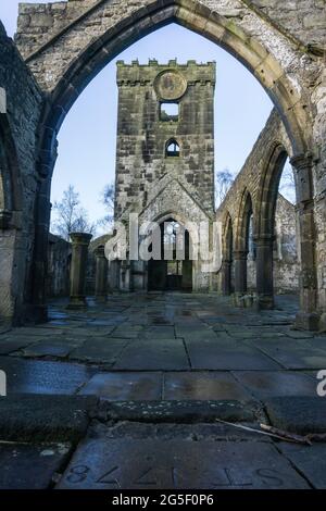 Die alten Ruinen der Kirche St. Thomas a' Becket in Heptonstall, Calderdale, Yorkshire, England im Winter Stockfoto