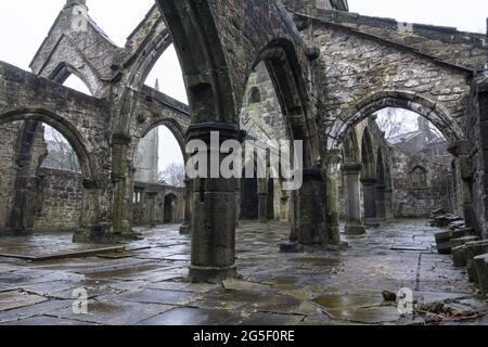 Die alten Ruinen der Kirche St. Thomas a' Becket in Heptonstall, Calderdale, Yorkshire, England im Winter Stockfoto