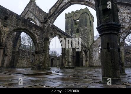 Die alten Ruinen der Kirche St. Thomas a' Becket in Heptonstall, Calderdale, Yorkshire, England im Winter Stockfoto