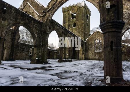 Die alten Ruinen der Kirche St. Thomas a' Becket in Heptonstall, Calderdale, Yorkshire, England im Winter Stockfoto