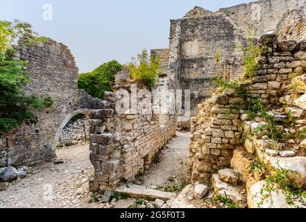 Schloss Dvigrad in Istrien, Kroatien. Malerische Ruinen. Stockfoto