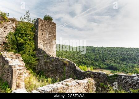 Schloss Dvigrad in Istrien, Kroatien. Malerische Ruinen. Stockfoto