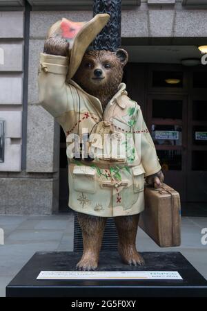 Paddington The Explore Fiberglas verzierte Skulptur von Paddington Bear von Ripley's Believe IT or Not im Piccadilly Circus, London, England 2014 Stockfoto