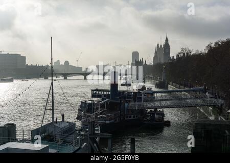 Blick auf die Themse an einem nebligen, bewölkten Novembermorgen mit Blick auf die Westminster Bridge von der Golden Jubilee Bridge Stockfoto