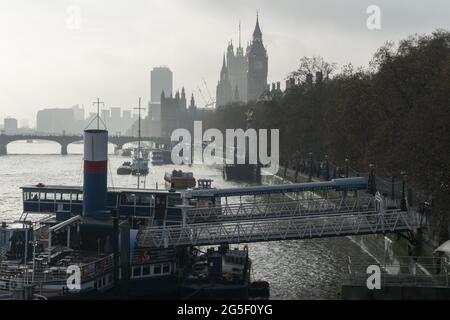 Blick auf die Themse an einem nebligen, bewölkten Novembermorgen mit Blick auf die Westminster Bridge von der Golden Jubilee Bridge Stockfoto