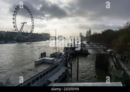 Blick auf die Themse an einem nebligen, bewölkten Novembermorgen mit Blick auf die Westminster Bridge von der Golden Jubilee Bridge Stockfoto