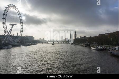 Blick auf die Themse an einem nebligen, bewölkten Novembermorgen mit Blick auf die Westminster Bridge von der Golden Jubilee Bridge Stockfoto