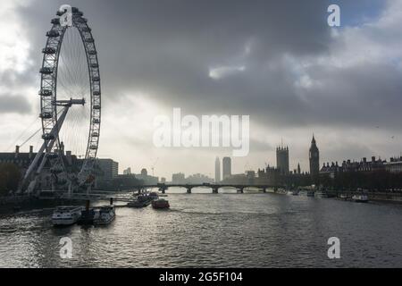 Blick auf die Themse an einem nebligen, bewölkten Novembermorgen mit Blick auf die Westminster Bridge von der Golden Jubilee Bridge Stockfoto