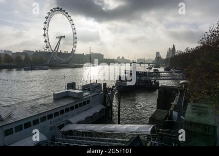 Blick auf die Themse an einem nebligen, bewölkten Novembermorgen mit Blick auf die Westminster Bridge von der Golden Jubilee Bridge Stockfoto