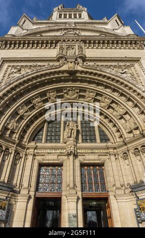 Nahaufnahme des Vordereingangs des Victoria and Albert Museum Kensington, London. Blick auf einen sonnigen Tag, blauer Himmel. Stockfoto