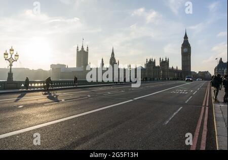 Blick über die Westminster Bridge, London, mit Blick auf Big Ben und das Parlament an einem ruhigen, sonnigen Wintertag Stockfoto