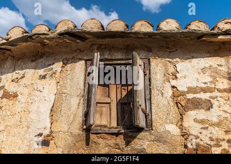 Alte antike hölzerne Fensterläden an der adobe-Fassade Stockfoto