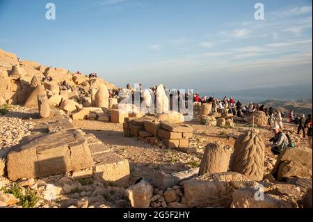 Adiyaman, Türkei - 06-29-2010: Nemrut Mountain, Adiyaman, Türkei. Einheimische und ausländische Touristen beobachten den Sonnenaufgang und gehen zum Berghang, um die zu sehen Stockfoto