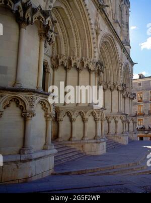 FACHADA NEOGOTICA DE LA CATEDRAL DE CUENCA CONSTRUIDA A PRINCIPIOS DEL SIGLO XX. Autor: WOJTYLA VICENTE. Lage: CATEDRAL - AUSSEN. Becken. CUENCA. Spanien. Stockfoto