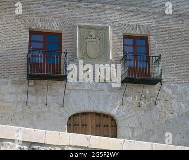 EXTERIOR-FACHADA-DET ESCUDOS DE ARMAS EN LA FACHADA. LAGE: CASAS DEL TRATADO. Tordesillas. Valladolid. SPANIEN. Stockfoto