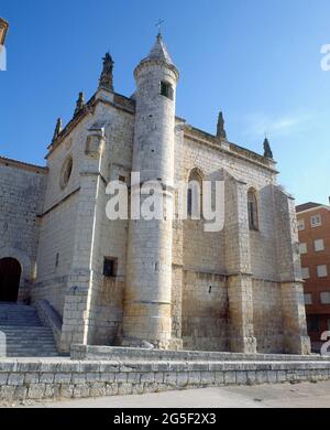 FACHADA LATERAL DE LA IGLESIA DE SAN ANTOLIN - TORRE Y CONTRAFUERTES - GOTICO DEL SIGLO XVI. ORT: IGLESIA DE SAN ANTOLIN. Tordesillas. Valladolid. SPANIEN. Stockfoto