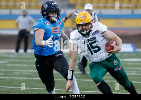 Polen. Juni 2021. European League of Football: Panthers Wroclaw (blaue Shirts) vs Leipzig Kings (weiße Shirts) im Olympiastadion in Breslau, Polen am 26. Juni 2021 im Bild: Tom Van Duijn (15) mit Ball, Karlis Brauns (94) Credit: Piotr Zajac/Alamy Live News Stockfoto