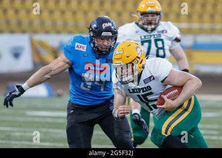Polen. Juni 2021. European League of Football: Panthers Wroclaw (blaue Shirts) vs Leipzig Kings (weiße Shirts) im Olympiastadion in Breslau, Polen am 26. Juni 2021 im Bild: Tom Van Duijn (15) mit Ball, Karlis Brauns (94) Credit: Piotr Zajac/Alamy Live News Stockfoto