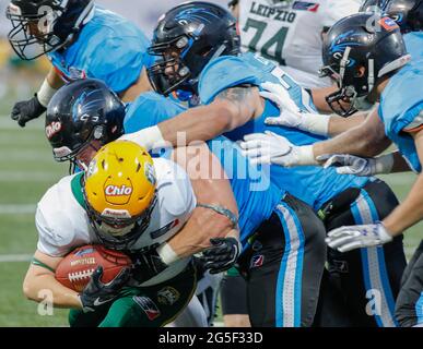 Polen. Juni 2021. European League of Football: Panthers Wroclaw (blaue Shirts) vs Leipzig Kings (weiße Shirts) im Olympiastadion in Breslau, Polen am 26. Juni 2021 Credit: Piotr Zajac/Alamy Live News Stockfoto