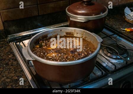 Feijoada (Bohneneintopf) – traditionelle brasilianische Küche (trockenes Rindfleisch, Kohl, Orange, Reis, Bohnen) Stockfoto