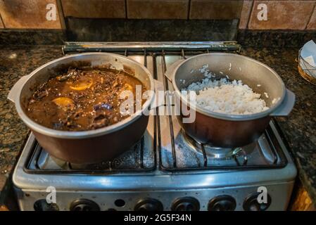 Feijoada (Bohneneintopf) – traditionelle brasilianische Küche (trockenes Rindfleisch, Kohl, Orange, Reis, Bohnen) Stockfoto