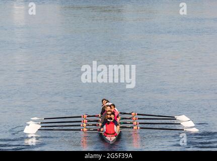 Cork City, Cork, Irland. 27. Juni 2021.Cork Boat Club Ladies Eight rudert an einem Sommersonntagmorgen in Cork, Irland, den Fluss Lee hinauf in Richtung Stadt. - Credit; David Creedon / Alamy Live News Stockfoto