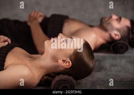 Wunderschönes Paar, das sich im Spa-Center bei einer Schönheitsbehandlung entspannen kann Stockfoto