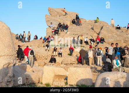 Adiyaman, Türkei - 06-29-2010: Nemrut Mountain, Adiyaman, Türkei. Einheimische und ausländische Touristen beobachten den Sonnenaufgang und gehen zum Berghang, um die zu sehen Stockfoto