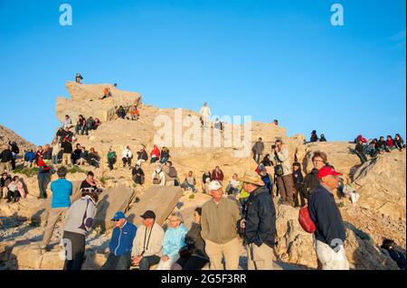 Adiyaman, Türkei - 06-29-2010: Nemrut Mountain, Adiyaman, Türkei. Einheimische und ausländische Touristen beobachten den Sonnenaufgang und gehen zum Berghang, um die zu sehen Stockfoto