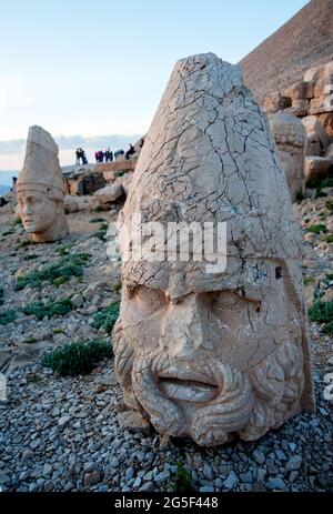 Adiyaman, Türkei - 06-29-2010: Nemrut Mountain, Adiyaman, Türkei. Einheimische und ausländische Touristen beobachten den Sonnenaufgang und gehen zum Berghang, um die zu sehen Stockfoto