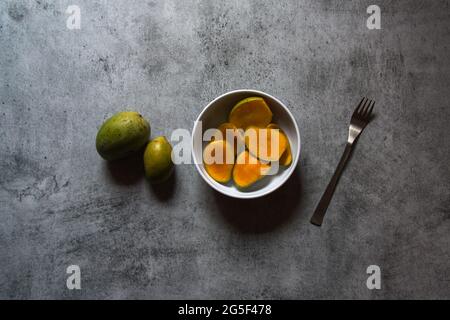 Himsagar oder süße Mango, eine Lieblingsfrucht in ganz Indien, die im Allgemeinen vom Beginn des Sommers bis zu den Monsunen gefunden wird. Draufsicht. Stockfoto