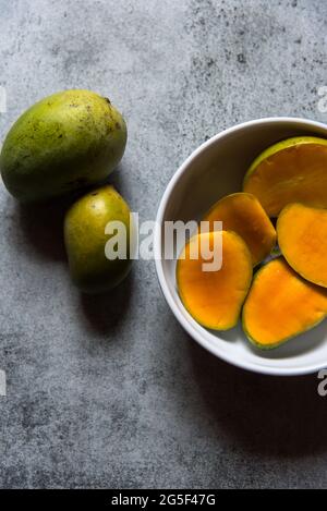 Himsagar oder süße Mango, eine Lieblingsfrucht in ganz Indien, die im Allgemeinen vom Beginn des Sommers bis zu den Monsunen gefunden wird. Nahaufnahme. Food-Fotografie Stockfoto