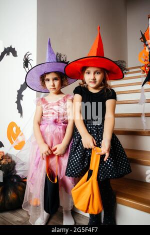 Kleine Mädchen Hexen warten auf halloween Leckereien Stockfoto