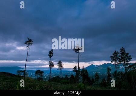 PAPANDAYAN DARI IBUN KAMOJANG Kawah Gunung Papandayan (2.665 m) Dilihat dari Ibun, Kamojang, Garut. Komplek gunung stratovulcano ini termasuk kelas A, Stockfoto