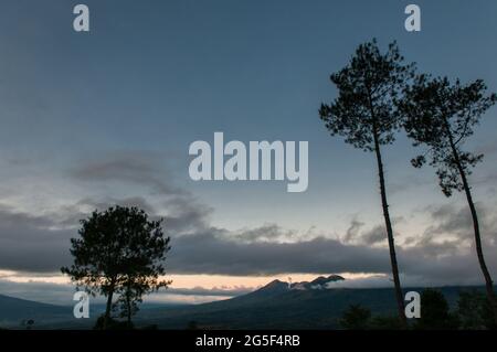 PAPANDAYAN DARI IBUN KAMOJANG Kawah Gunung Papandayan (2.665 m) Dilihat dari Ibun, Kamojang, Garut. Komplek gunung stratovulcano ini termasuk kelas A, Stockfoto