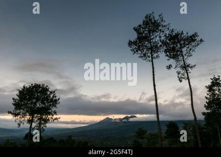 PAPANDAYAN DARI IBUN KAMOJANG Kawah Gunung Papandayan (2.665 m) Dilihat dari Ibun, Kamojang, Garut. Komplek gunung stratovulcano ini termasuk kelas A, Stockfoto