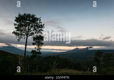 PAPANDAYAN DARI IBUN KAMOJANG Kawah Gunung Papandayan (2.665 m) Dilihat dari Ibun, Kamojang, Garut. Komplek gunung stratovulcano ini termasuk kelas A, Stockfoto