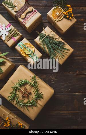 Die wunderbaren Weihnachtsgeschenke in Kraftpapier mit Kopierraum verpackt Stockfoto