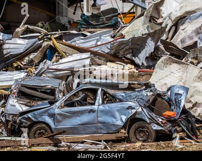 Von einem Tornado beschädigte Autos.Tornado-Nachwirkungen in der Tschechischen Republik, Region Südmähren. Tornado of Force 4F zerstörte am Donnerstag, den 24. Juni, gegen 20 Uhr mehrere Dörfer. Nach einer Minute Aktivität hinterließen 5 Tote und 200 Verletzte und beschädigten Hunderte von Häusern. Diese Region steht zum ersten Mal vor einer solchen Katastrophe. Wissenschaftler warnen, dass mit dem Klimawandel das extreme Wetter häufiger auftreten wird. (Foto von Jana Cavojska / SOPA Images/Sipa USA) Stockfoto
