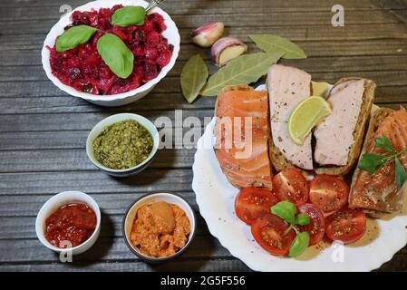 Leichtes Frühstück, Sandwiches und grüne Pesto-Sauce Stockfoto