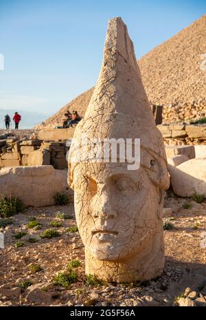 Adiyaman, Türkei - 06-29-2010: Nemrut Mountain, Adiyaman, Türkei. Einheimische und ausländische Touristen beobachten den Sonnenaufgang und gehen zum Berghang, um die zu sehen Stockfoto