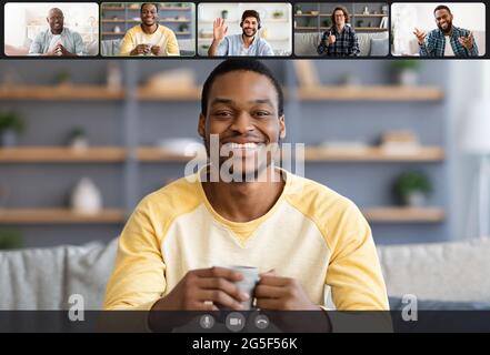 Webcam-Bildschirm mit Laptop, in dem multiethnische Männer per Videokonferenz fernab Kontakt aufnehmen. Lächelnde, vielfältige Freunde, die Videoanruf tätigen, genießen die Kommunikation Stockfoto