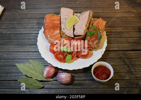 Leichtes Frühstück, Sandwiches und grüne Pesto-Sauce Stockfoto