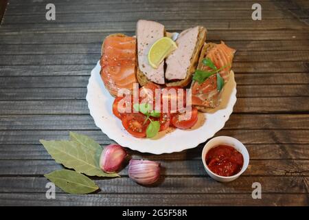 Leichtes Frühstück, Sandwiches und grüne Pesto-Sauce Stockfoto