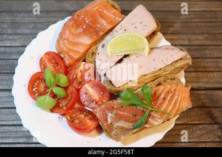 Leichtes Frühstück, Sandwiches und grüne Pesto-Sauce Stockfoto