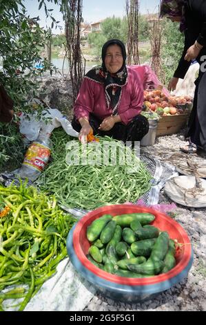 Ländlicher Agrarmarkt in der Türkei Gemüse- und Obststand, wo muslimische Frauen mit traditionellem Kopftuch Produkte verkaufen, die auf dem Boden sitzen Stockfoto