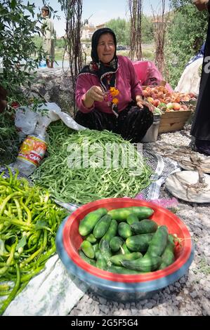 Ländlicher Agrarmarkt in der Türkei Gemüse- und Obststand, wo muslimische Frauen mit traditionellem Kopftuch Produkte verkaufen, die auf dem Boden sitzen Stockfoto