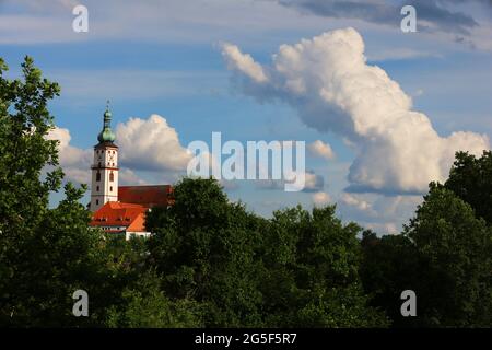 Bayern, Oberpfalz, Kirche, Mystische Lichtstimmung am Wolkenhimmel über Kirchturm und Kirche in Sulzbach-Rosenberg bei Amberg Stockfoto