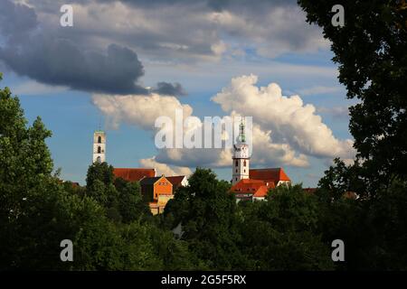 Bayern, Oberpfalz, Kirche, Mystische Lichtstimmung am Wolkenhimmel über Kirchturm und Kirche in Sulzbach-Rosenberg bei Amberg Stockfoto